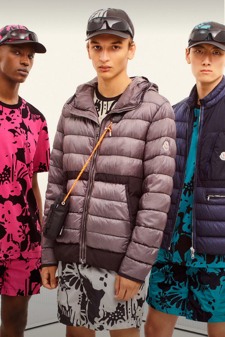 몽클레어 재킷에 바이저 모자를 쓴 세 남자