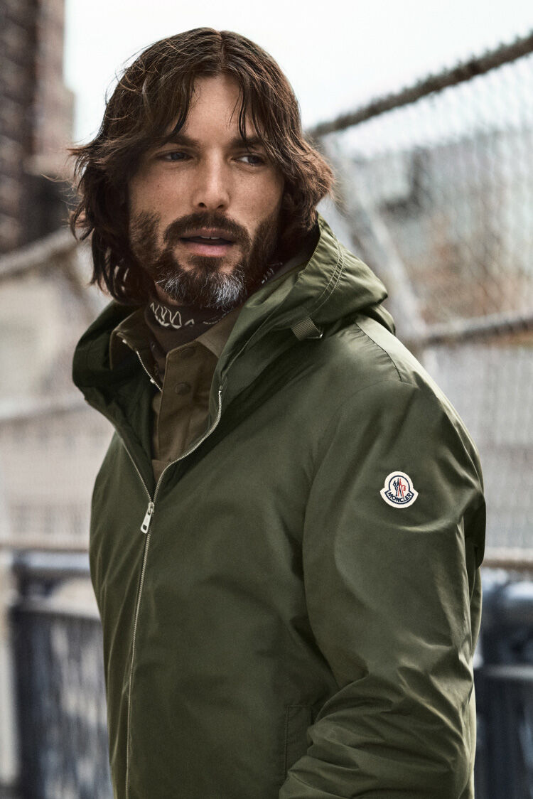 【新品 ❗️9/10まで最終セール】 MONCLER（モンクレール）ニットダウン✨ MONCLER（モンクレール） ナイロン 切替 ジッパーポケット付き ニット